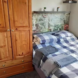  Homestay Double Bedroom Sleeps 1 Or 2 With Back Garden View